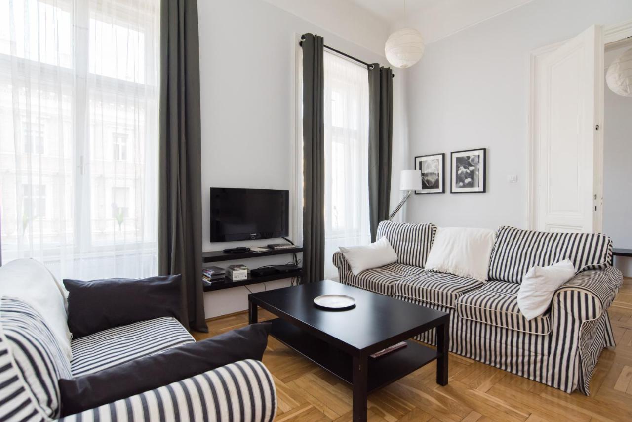 Black & White Apartment Budapest Extérieur photo